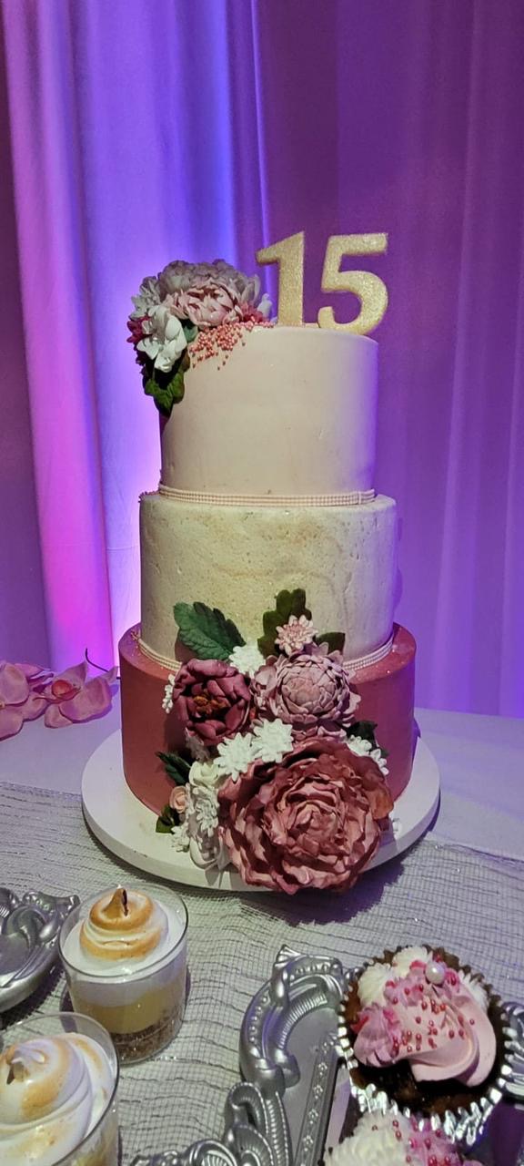 Torta de XV de tres pisos con flores rosas