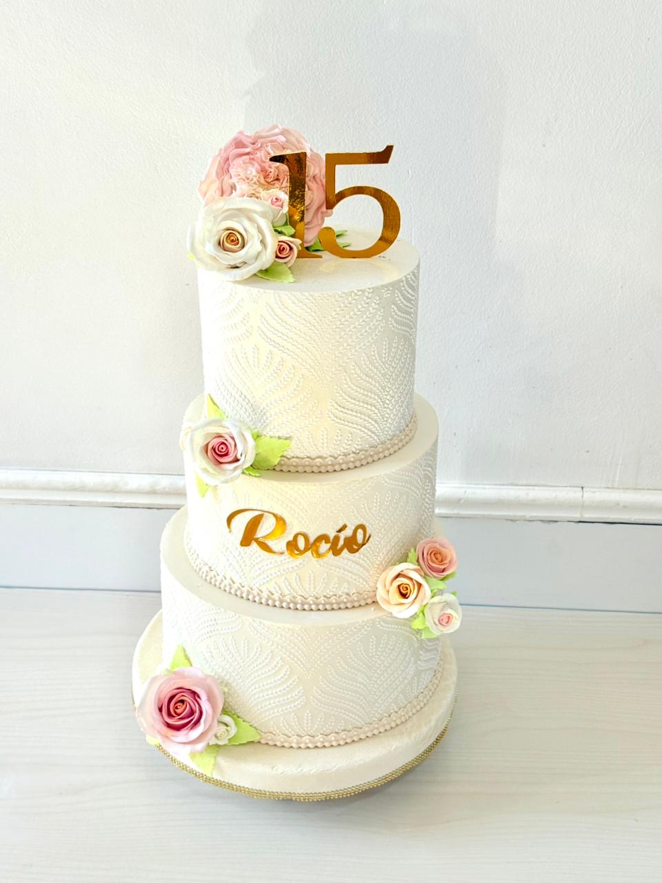 Torta de XV elegante con flores y detalles dorados