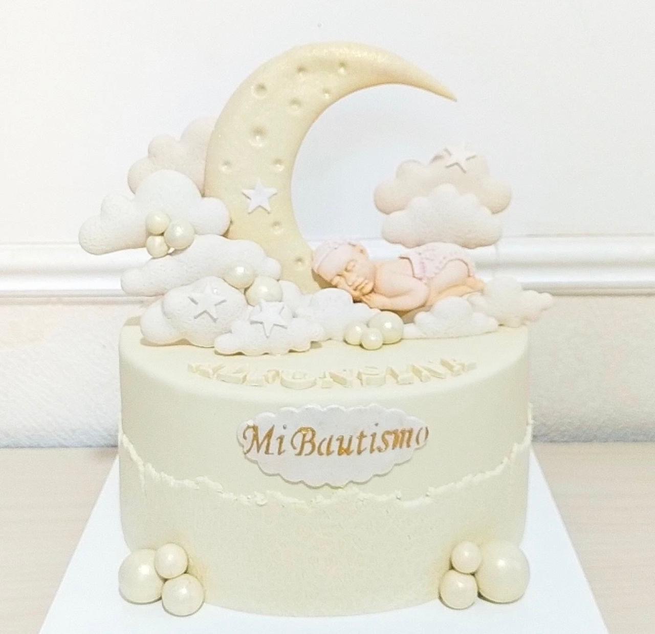 Torta de bautismo con bebé y luna en tonos crema